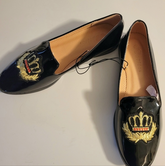 Patent Leather flats with Embroidered CREST - Picture 6 of 8
